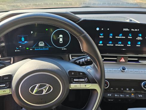 Used 2021 Hyundai Elantra Limited image 11