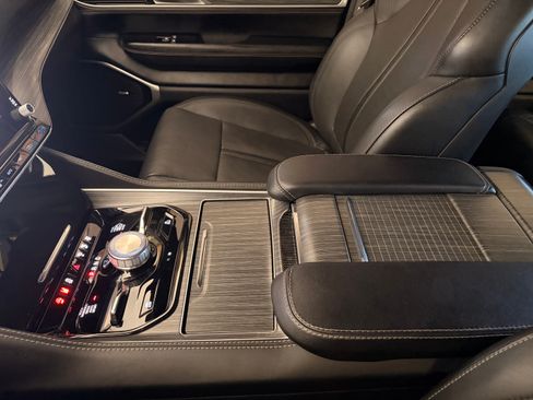 Used 2023 Jeep Wagoneer Series III w/ Premium Group I AWD/4WD image 13