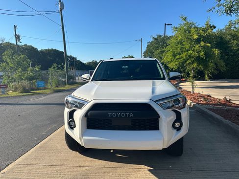 Used 2022 Toyota 4Runner SR5 Premium w/ Moonroof Package RWD image 2