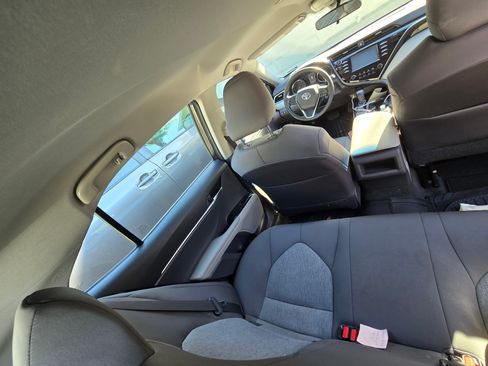 Used 2018 Toyota Camry LE image 8