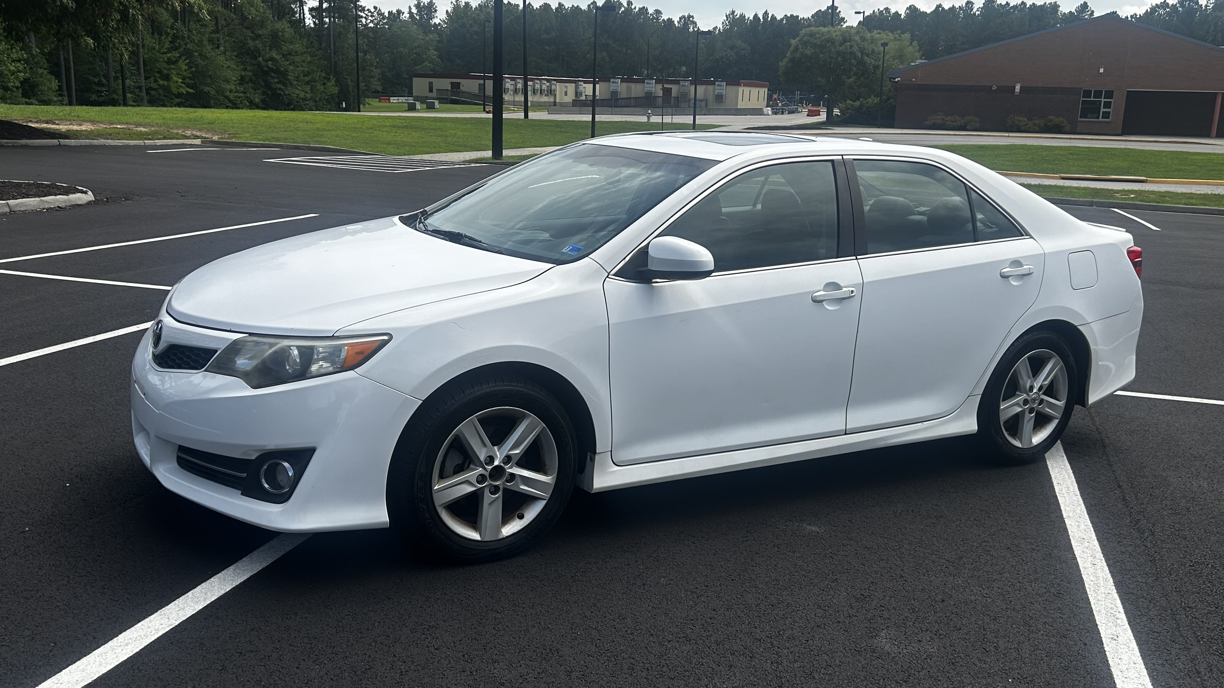 Used 2012 Toyota Camry SE w/ Leather Pkg FWD image 1