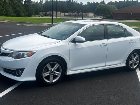 Used 2012 Toyota Camry SE w/ Leather Pkg FWD image 1