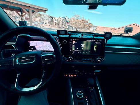 Used 2025 GMC Canyon Denali image 16