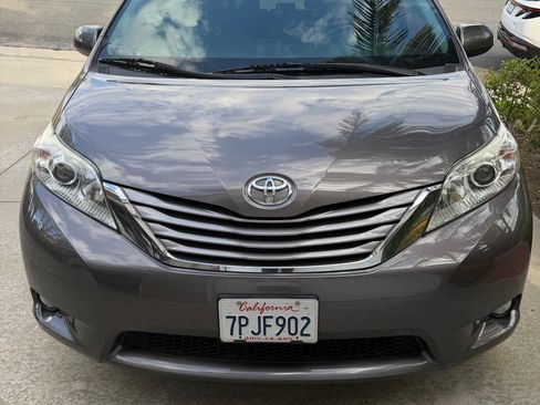 Used 2015 Toyota Sienna XLE w/ XLE Navigation Package FWD image 2