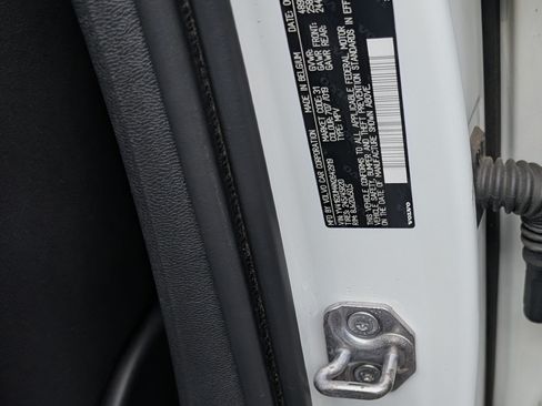 Used 2022 Volvo XC40 T5 R-Design image 29