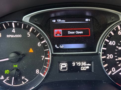 Used 2013 Nissan Altima 3.5 SL w/ Technology Pkg FWD image 6