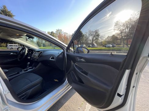 Used 2017 Chevrolet Cruze LT image 17