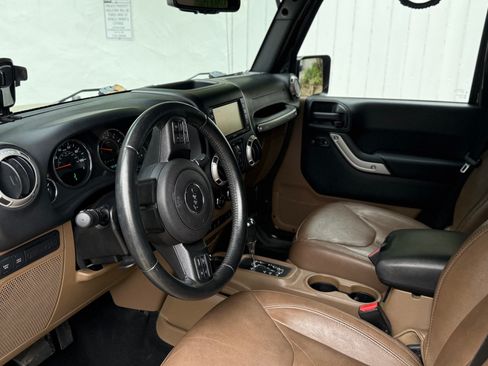 Used 2015 Jeep Wrangler Unlimited Rubicon w/ Connectivity Group image 14