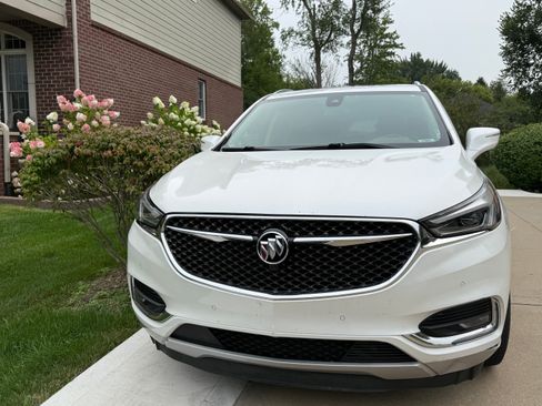 Used 2018 Buick Enclave Avenir w/ Avenir Technology Package AWD/4WD image 2