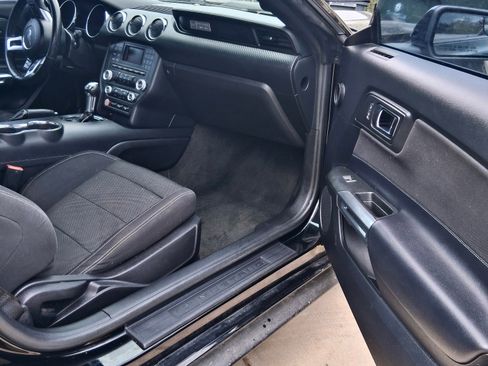 Used 2017 Ford Mustang Coupe RWD image 5