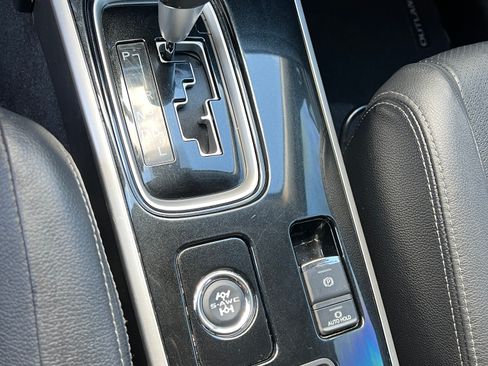 Used 2017 Mitsubishi Outlander SEL image 24