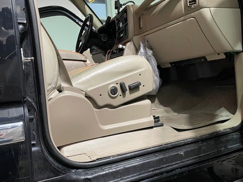 Used 2006 Chevrolet Avalanche Z71 w/ Sun And Sound Package AWD/4WD image 14