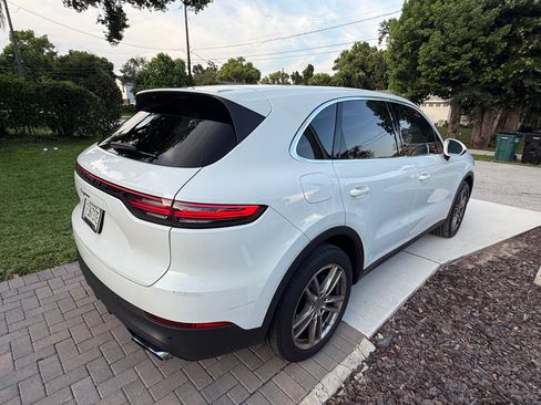 Used 2023 Porsche Cayenne AWD/4WD image 6