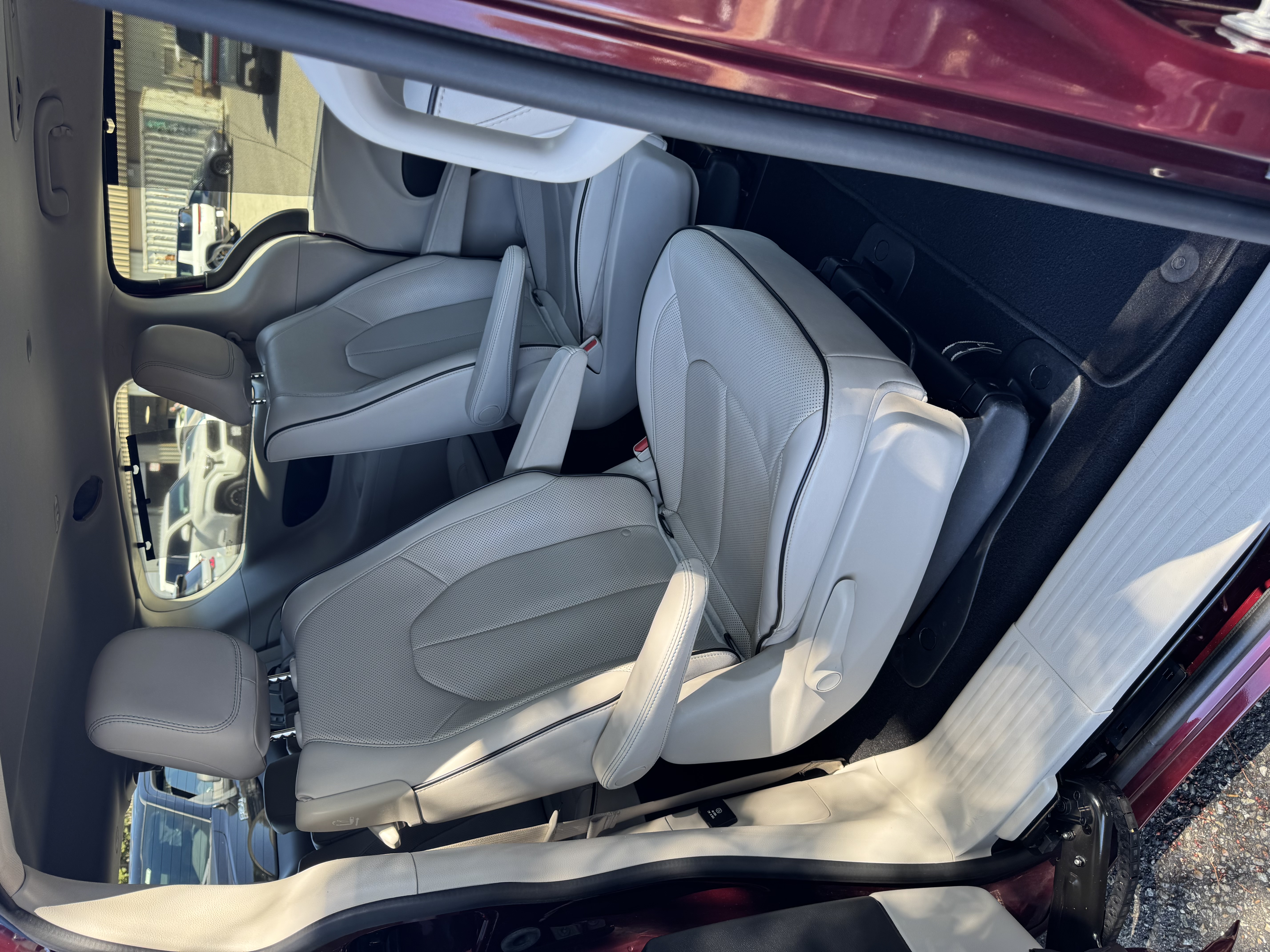 Used 2017 Chrysler Pacifica Platinum FWD image 2