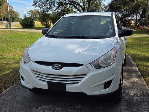 Used 2011 Hyundai Tucson GL image 2