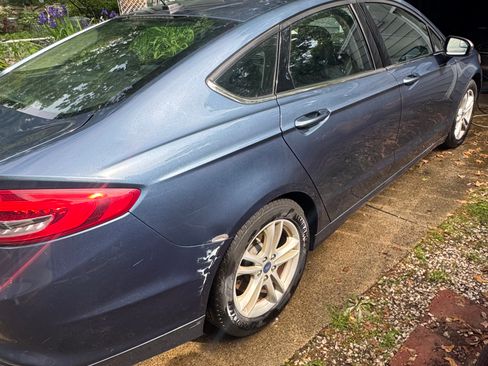 Used 2018 Ford Fusion SE w/ Fusion SE Technology Package FWD image 5