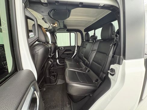 Used 2020 Jeep Gladiator Overland AWD/4WD image 14