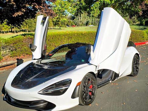 Used 2022 McLaren 720S Spider image 1