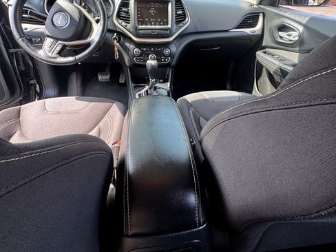 Used 2015 Jeep Cherokee Latitude FWD image 11