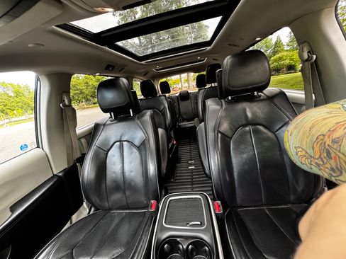 Used 2018 Chrysler Pacifica Limited w/ Advanced Safetytec Group FWD image 4