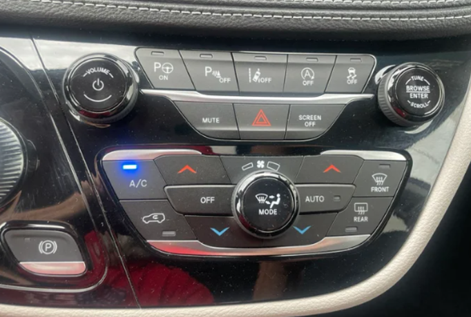 Used 2023 Chrysler Pacifica Touring-L w/ Uconnect Theater Family Group AWD/4WD image 8