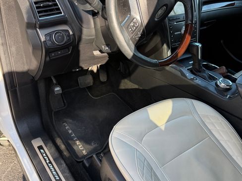 Used 2018 Ford Explorer Platinum image 15