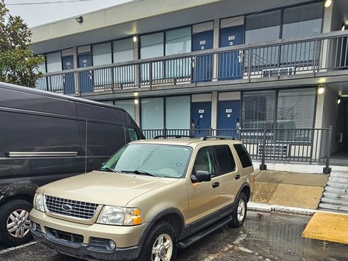 Used 2003 Ford Explorer Sport XLT image 2