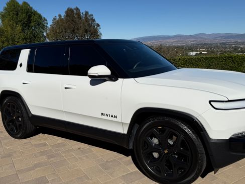 Used 2023 Rivian R1S Adventure image 13