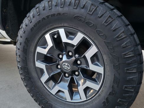 Used 2020 Toyota Tacoma TRD Off-Road image 8