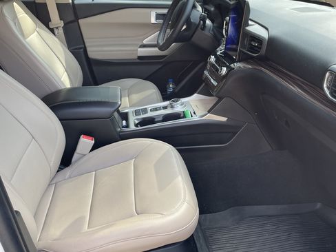Used 2024 Ford Explorer Limited w/ Limited Technology Package image 4