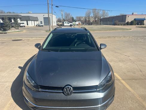 Used 2019 Volkswagen Golf SE image 2