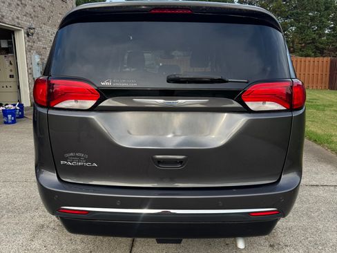 Used 2018 Chrysler Pacifica Touring-L FWD image 5