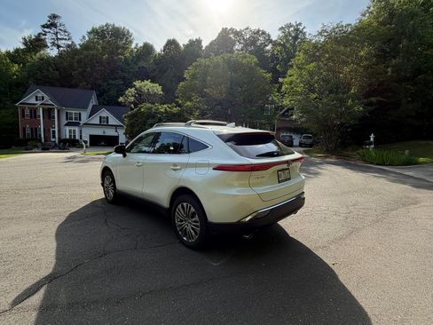 Used 2022 Toyota Venza XLE AWD/4WD image 4