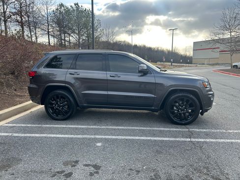 Used 2019 Jeep Grand Cherokee Altitude image 2