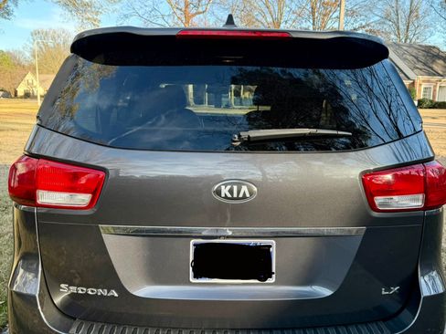 Used 2017 Kia Sedona LX w/ LX Essentials Premium Package image 4