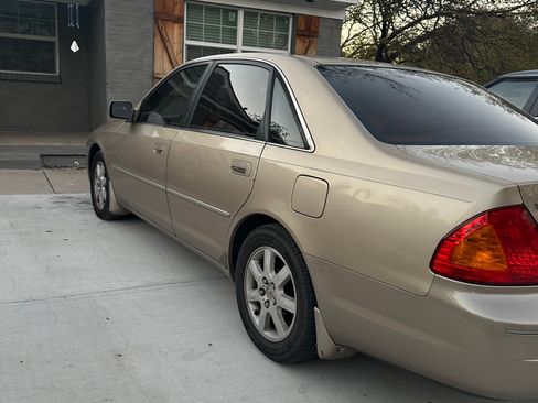 Used 2000 Toyota Avalon XL image 4