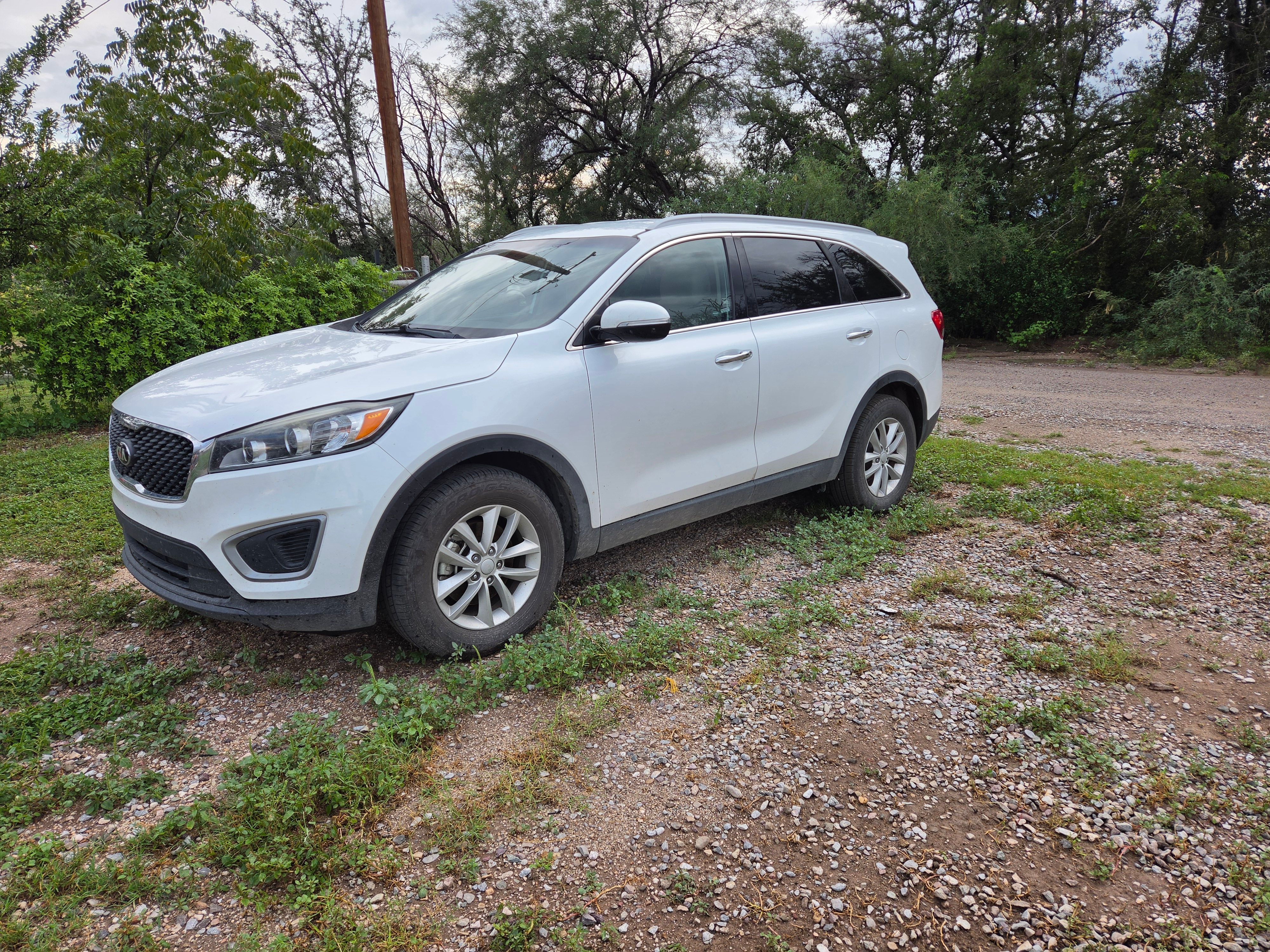 Used 2017 Kia Sorento FWD image 2