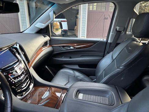 Used 2019 Cadillac Escalade Luxury image 11