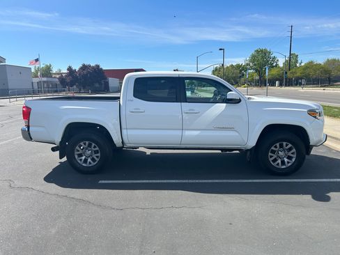 Used 2016 Toyota Tacoma SR5 w/ SR5 Appearance Package (DN) image 10