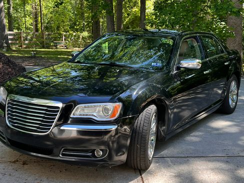 Used 2014 Chrysler 300 C image 4