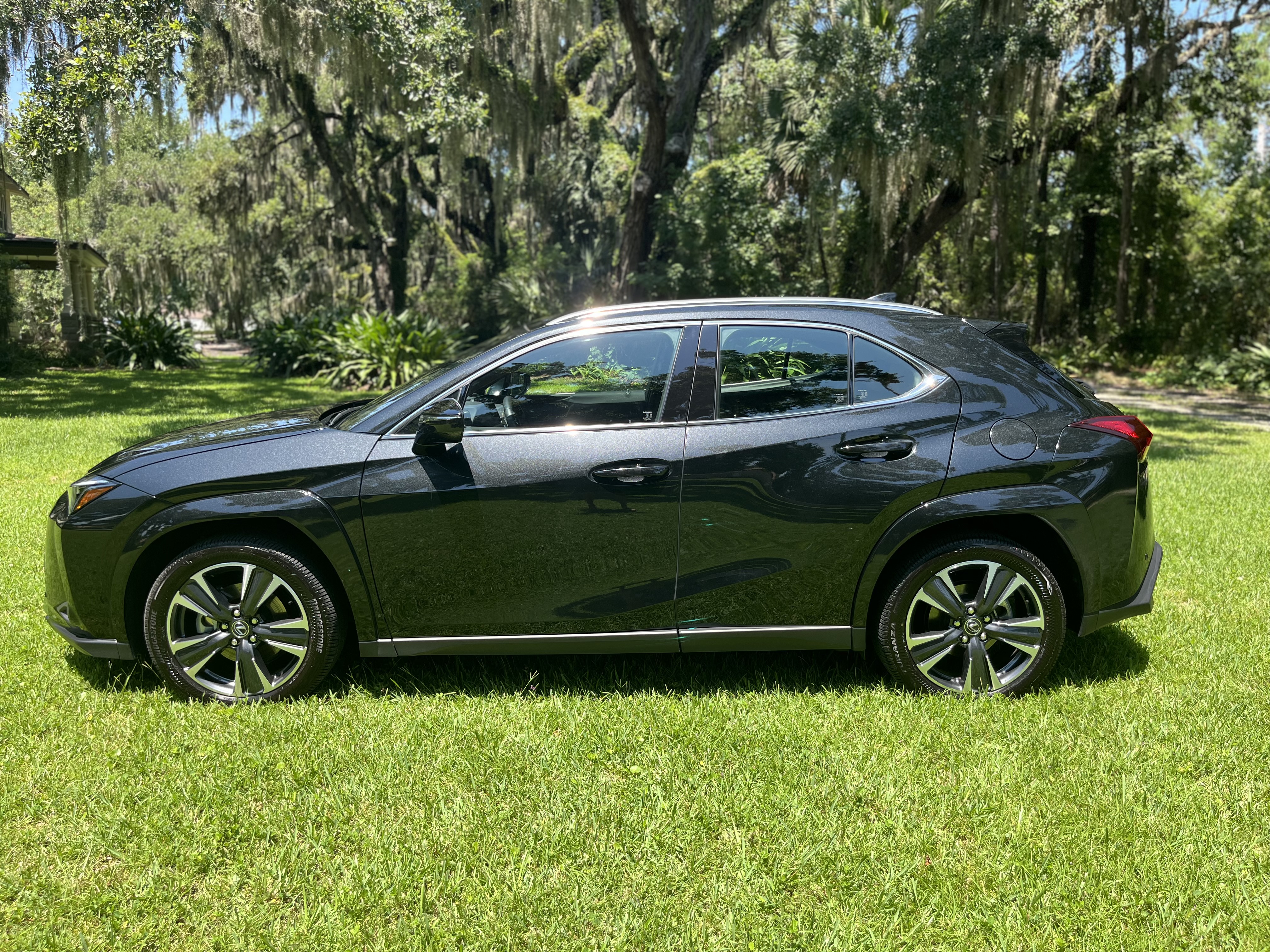 Used 2025 Lexus UX 300h FWD w/ Accessory Package (Z1) image 4