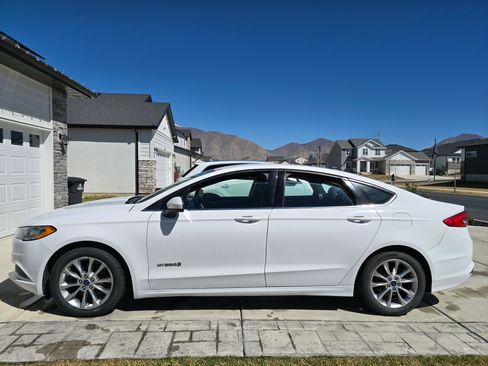 Used 2017 Ford Fusion SE image 2