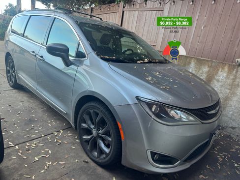 Used 2017 Chrysler Pacifica Touring-L image 1