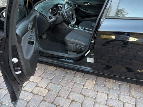 Used 2017 Chevrolet Cruze LS image 4