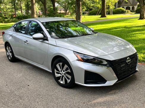Used 2023 Nissan Altima 2.5 S FWD image 6