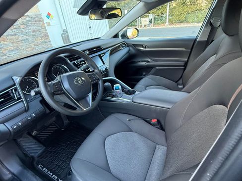 Used 2020 Toyota Camry LE image 9