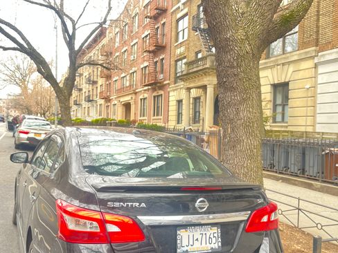 Used 2019 Nissan Sentra SR w/ Premium Package (SR) image 2