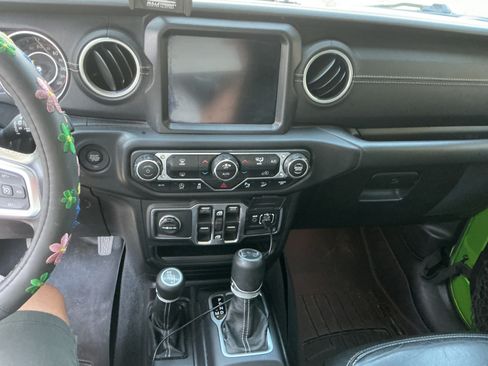 Used 2018 Jeep Wrangler Unlimited Sahara image 10