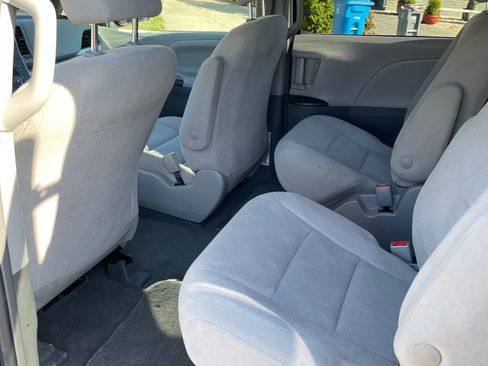 Used 2019 Toyota Sienna L image 6