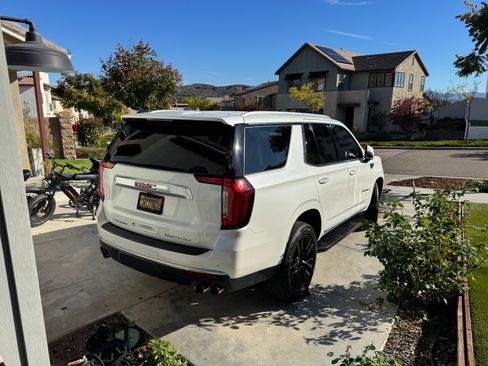 Used 2021 GMC Yukon Denali image 2